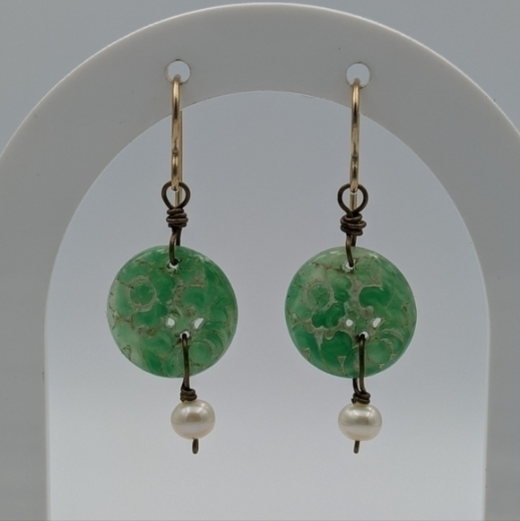 Vintage carved disc green dangle earrings - Picture 4 of 6